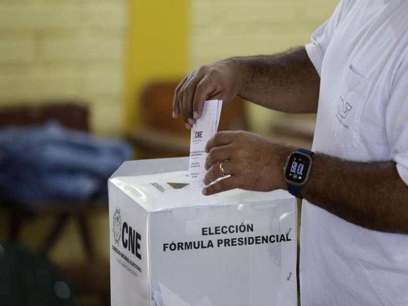 Una persona deposita su voto en una urna este domingo, en Tegucigalpa (Honduras). EFE