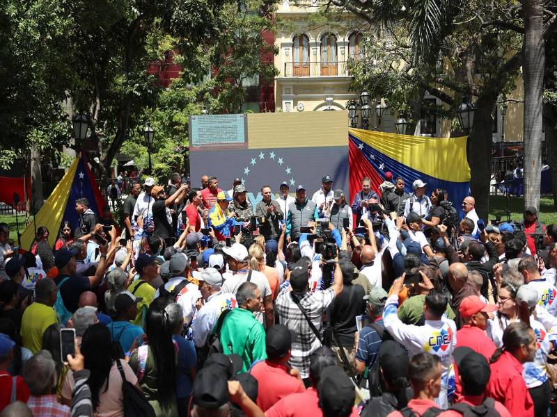 Varias personas participando en la jornada de alistamiento del chavismo este viernes, en Caracas (Venezuela). EFE