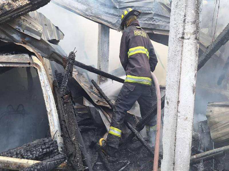 La madrugada de este domingo, un pavoroso incendio <b>dejó</b> en la calle a una familia ceibeña; el <b>siniestro</b> se <b>registró</b> en el barrio Mejía.