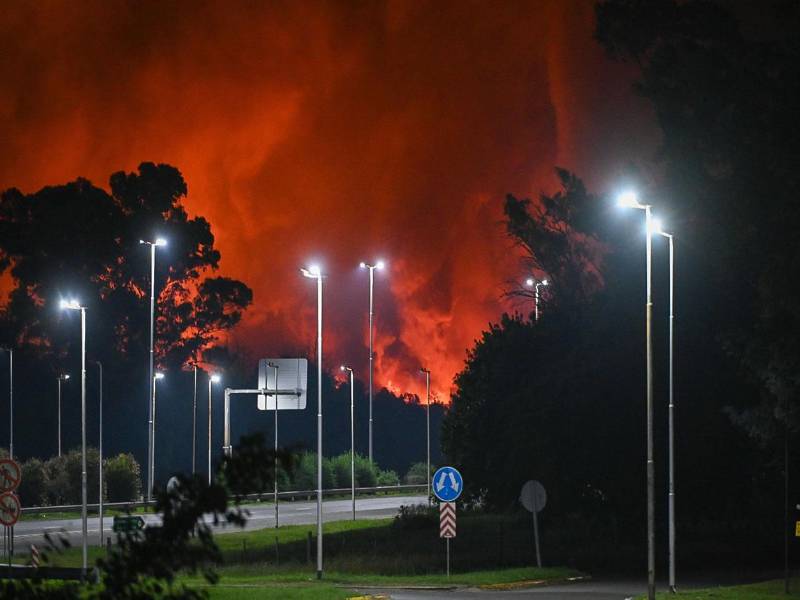 Fotografía donde se ve una nube de humo tras una explosión ayer viernes, en una fábrica en el área industrial de Ezeiza, a unos 36 km de Buenos Aires (Argentina). EFE/ STR