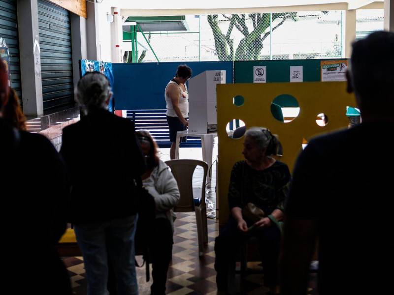 Imagen de personas llegando a un puesto de votación este domingo, durante las elecciones presidenciales, legislativas y regionales en Brasil