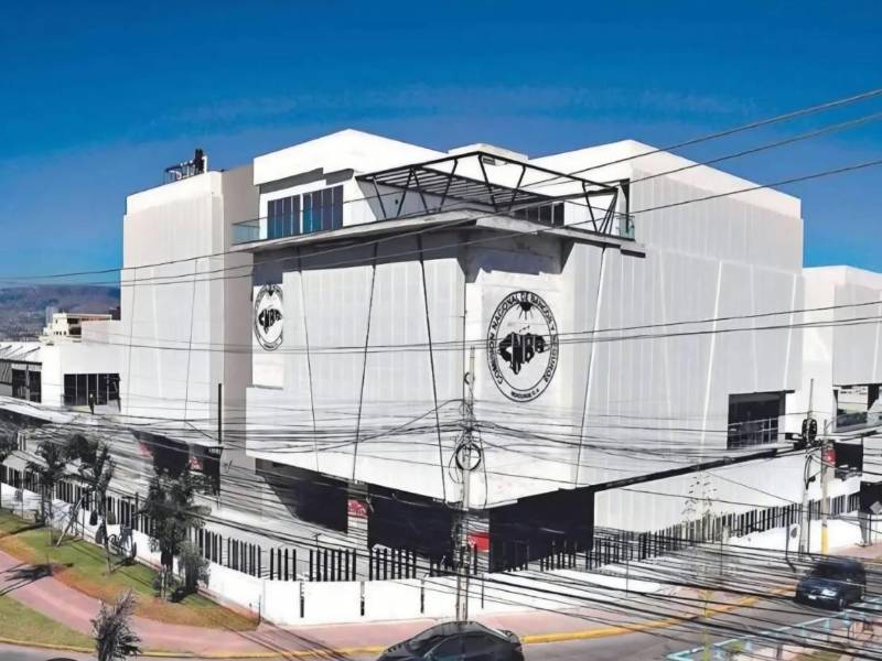 De los 15 bancos privados que operan en el país, seis son de capital nacional. Imagen del edificio del CNBS.