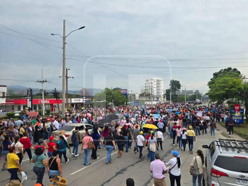 Maestros protestan en San Pedro Sula y exigen pago de reajuste salarial el 2 de junio de 2026.