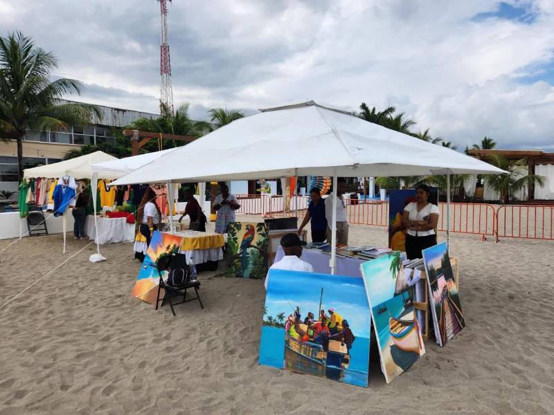 Hay exposiciones fotográficas y de pintura.