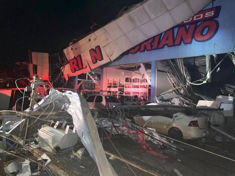 Un tornado con vientos de hasta 250 kilómetros por hora provocó a su paso enorme destrucción en ciudades de Paraná, estado del sur de Brasil fronterizo con Paraguay. EFE