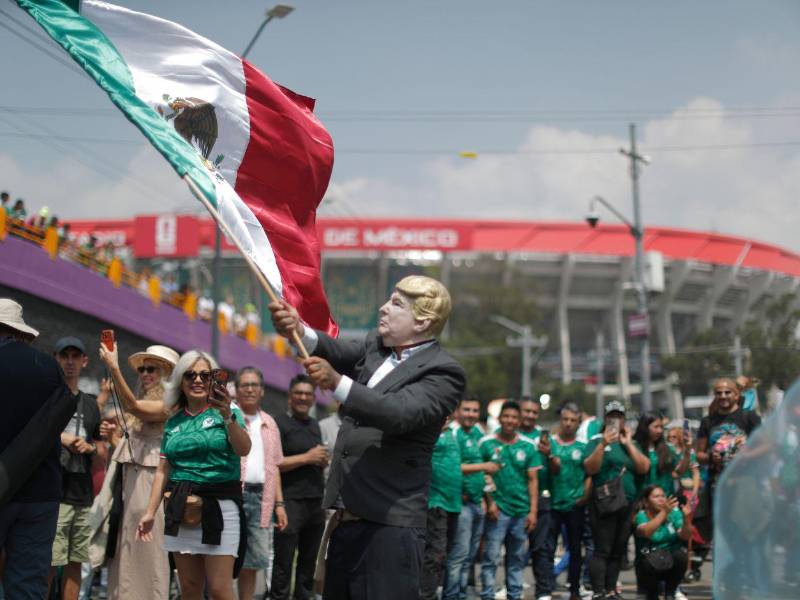 Imagen de un aficionado agita una bandera de México previo a la inauguración del Mundial de la FIFA 2026 en el estadio de la Ciudad de México.