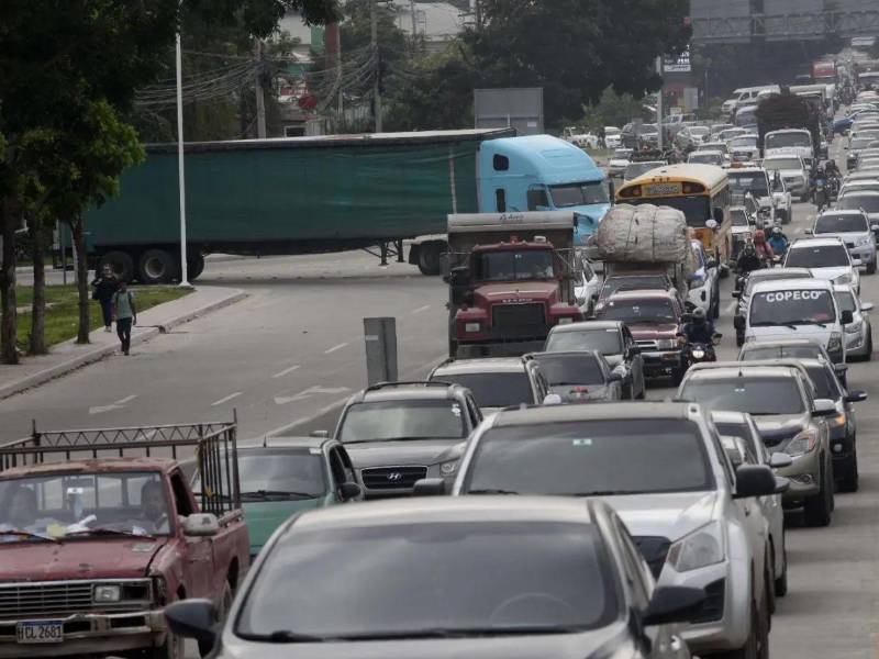 Los nuevos precios de los combustibles estarán vigentes durante el inicio de la Semana Morazánica 2026, periodo en el que se registra un incremento en la movilización de personas hacia sitios turísticos de Honduras.