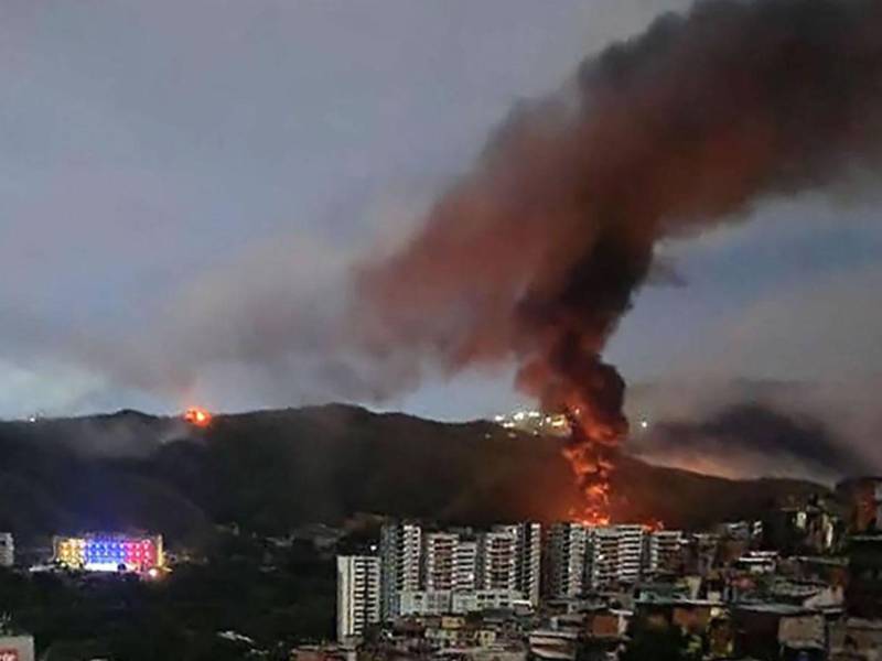 Esta madrugada, EEUU atacó a Venezuela y capturó a Maduro y a su esposa.