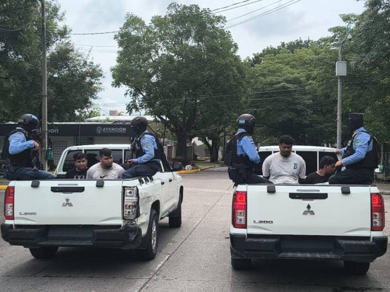 La División Anti Extorsión y Asociaciones Terroristas (DAET), en coordinación con la Fiscalía Especial Contra el Crimen Organizado (Fescco) del Ministerio Público, capturó a cuatro hombres que serían integrantes de la banda denominada Los Argueta, durante un operativo ejecutado en la aldea San Marcos, municipio de Omoa, Cortés.