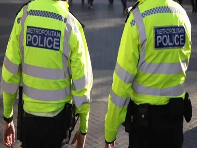 Imagen de archivo de dos policías en una calle de Londres. EFE