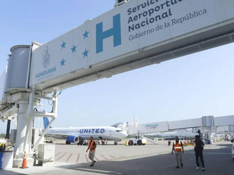 La paralización causó cancelaciones, retrasos y desvíos de vuelos hacia otros aeropuertos. Foto Neptalí Romero/LA PRENSA.