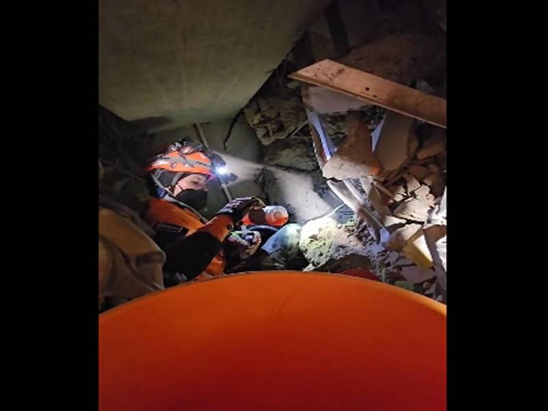 Imagen del rescate de Hernán. Los bomberos le pasan comida a través de una sonda.