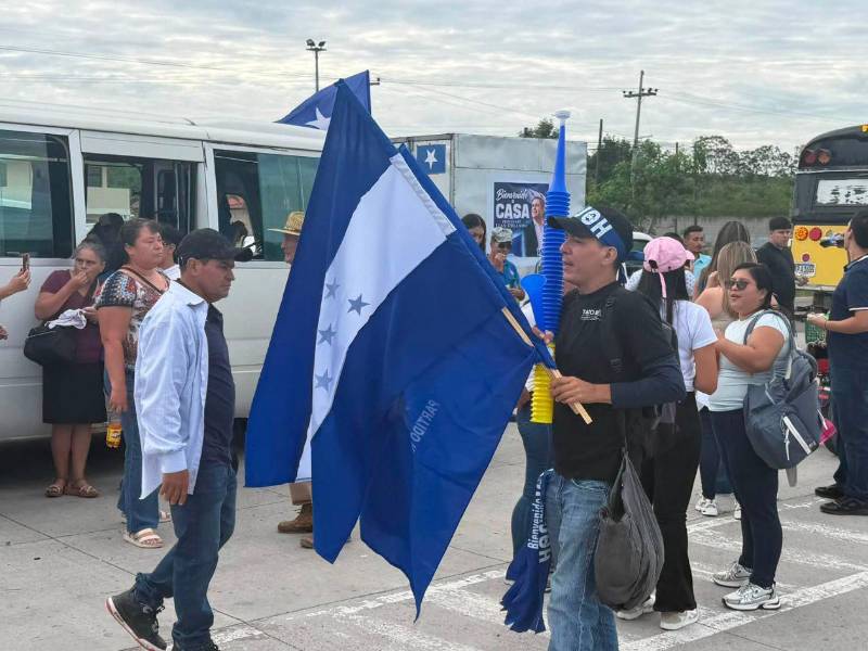 Cientos de simpatizantes del expresidente Juan Orlando Hernández esperan su llegada este domingo 26 de julio en las afueras del Aeropuerto Internacional de Palmerola, en Comayagua.
