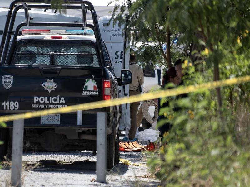 Peritos forenses de la fiscalía del estado de Nuevo León trabajan en la zona donde hubo un enfrentamiento entre la policía y grupos armados. Imagen de archivo.