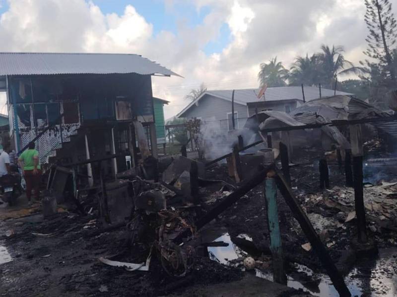 Las autoridades mantienen abiertas las investigaciones para determinar el origen del siniestro. Foto tomada de <a rel=nofollow href=https://www.facebook.com/aracelysolorzano21?__cft__[0]=AZYsXittiWGOckJEZv0iaVR_L2FrrSHSDnjOCUu1HgnOQVA4roZzkMrIwLT3SM13He3cOwbkGiZjiQ395xKwWWCzxV-HC5ZwW1vgNZg1YbJTmmpHeF365pYqMfGnFFTF3thFGnV4ojxRXXNGqX-ZMq-EK7-Pm3F4C55AZ7WDrPiNQL4AWng7Dwiw-6BfPVUL1Vs&amp;__tn__=%2Cd-UC%2CP-R>Roatán Momento Informativo</a>.