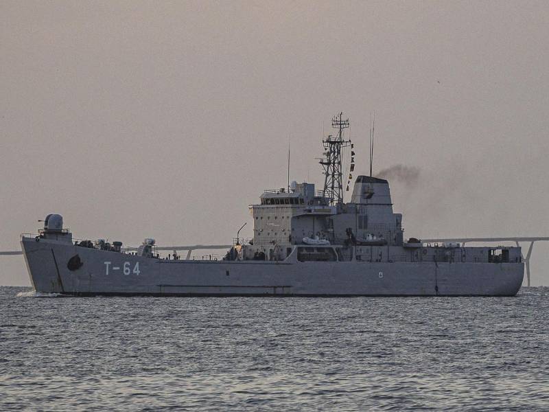 Fotografía de archivo de un buque de patrulla naval de la Armada desde el malecón del Lago de Maracaibo en Maracaibo (Venezuela). EFE