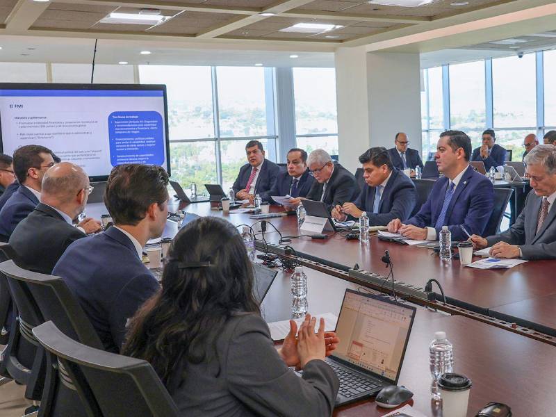 Fotografía muestra a miembros del gabinete económico del Gobierno de Honduras y representantes de la misión técnica del Fondo Monetario Internacional (FMI) durante una reunión el pasado lunes 16 de febrero de 2026 en Tegucigalpa.