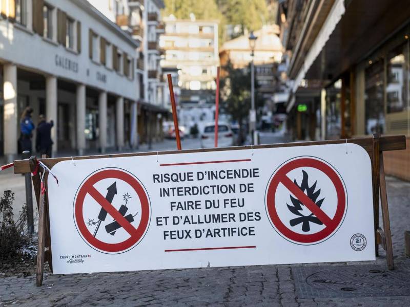 Vista de un cartel que prohíbe los fuegos artificiales por riesgo de incendio en el lugar en el que “decenas de personas han muerto” en un incendio registrado en las primeras horas del año en la popular estación de esquí suiza de Crans Montana. EFE