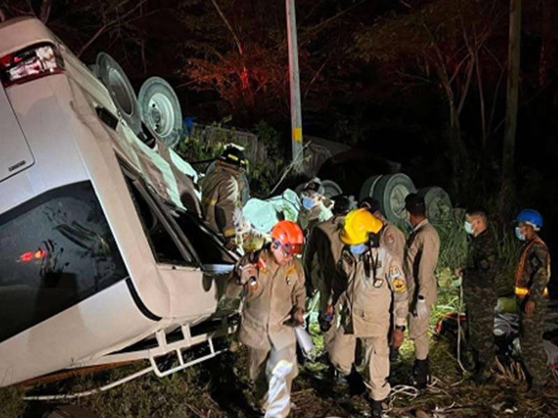 Miembros del Cuerpo de Bomberos en labores de rescate tras el accidente entre la rastra y el autobús.