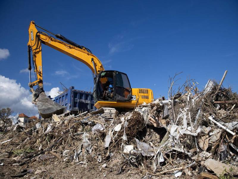 El operador de una pala mecánica llena numerosos camiones con los escombros de uno de los muchos hoteles dañados por el huracán Melissa en Montego Bay, una de las zonas turísticas de la isla, cuya economía depende de este sector. EFE