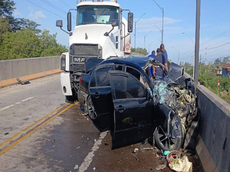 Un aparatoso accidente de tránsito registrado la mañana de este martes en el puente a desnivel de La Ceiba deja como saldo a dos personas gravemente heridas y cuantiosos daños materiales.