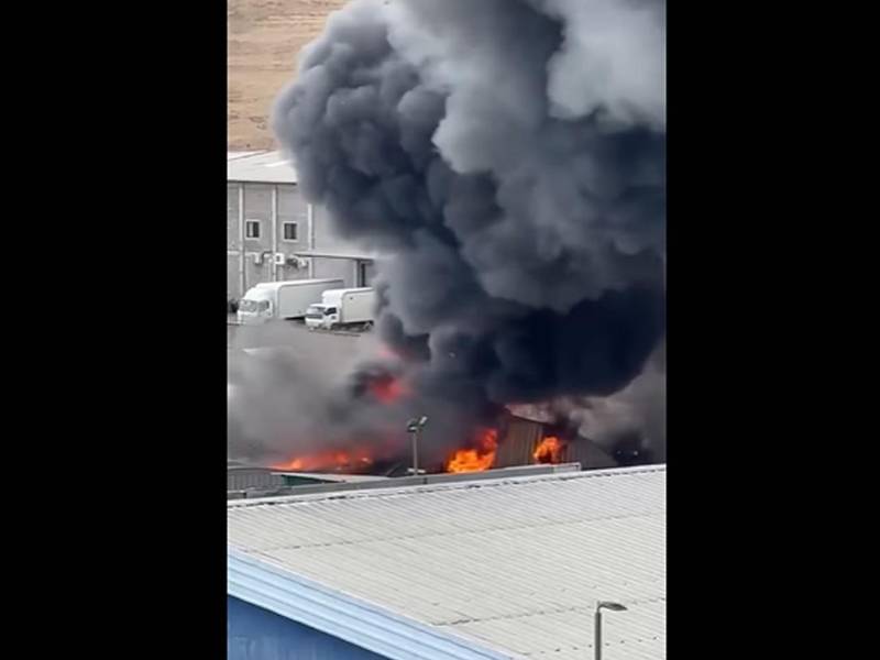 Cerro colapsa sobre bodegas en la colonia Loarque de Tegucigalpa y provoca voraz incendio