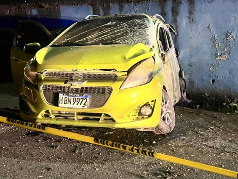 Un fatídico accidente de tránsito cobró la vida de tres hombres y dejó a dos mujeres gravemente heridas la madrugada de este sábado en el sector de <b>La</b> <b>Campana</b>, sobre la carretera que conduce de Puerto Cortés hacia <b>San Pedro Sula.</b>