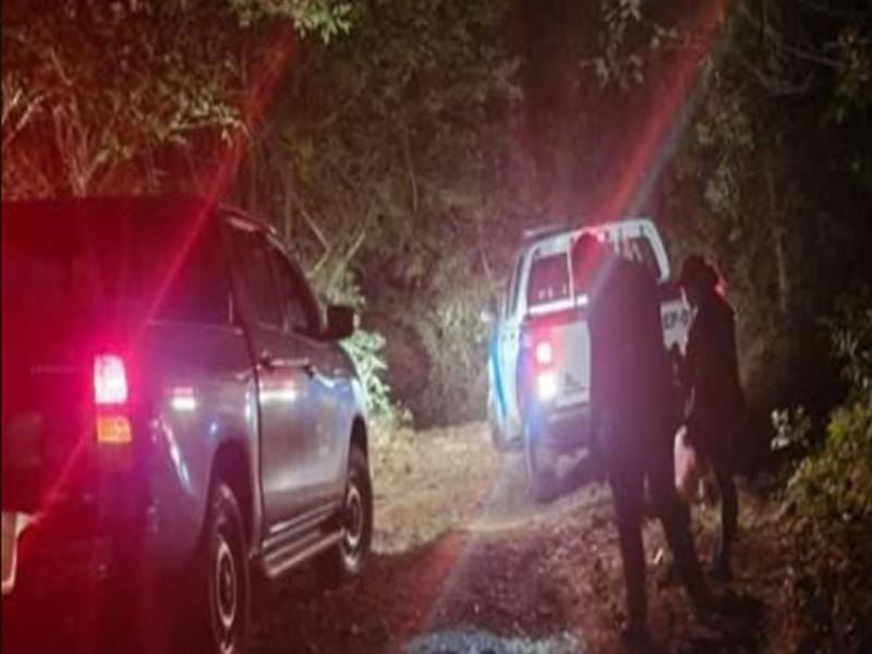 Las autoridades policiales en la escena del crimen. Imagen cortesía de HCH.