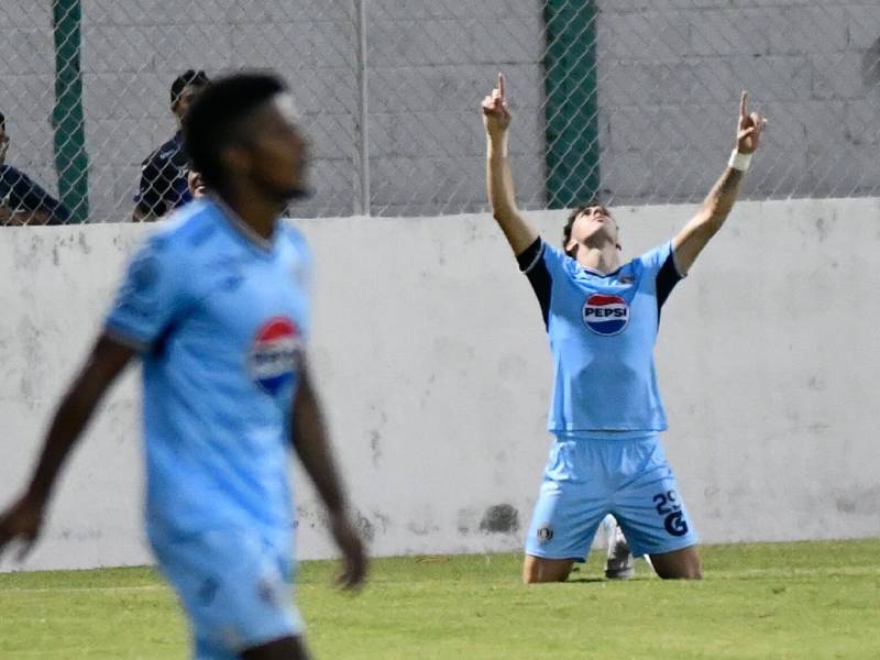 Rodrigo Auzmendi celebrando una de sus anotaciones con Motagua.
