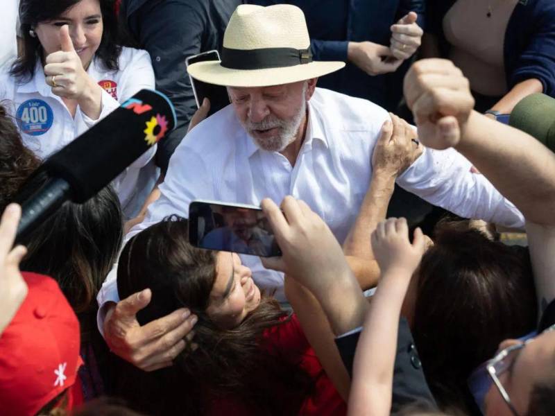 El presidente de Brasil y candidato a la reelección, Luiz Inácio Lula da Silva, saluda a simpatizantes luego de votar este domingo, en São Bernardo do Campo (Brasil).