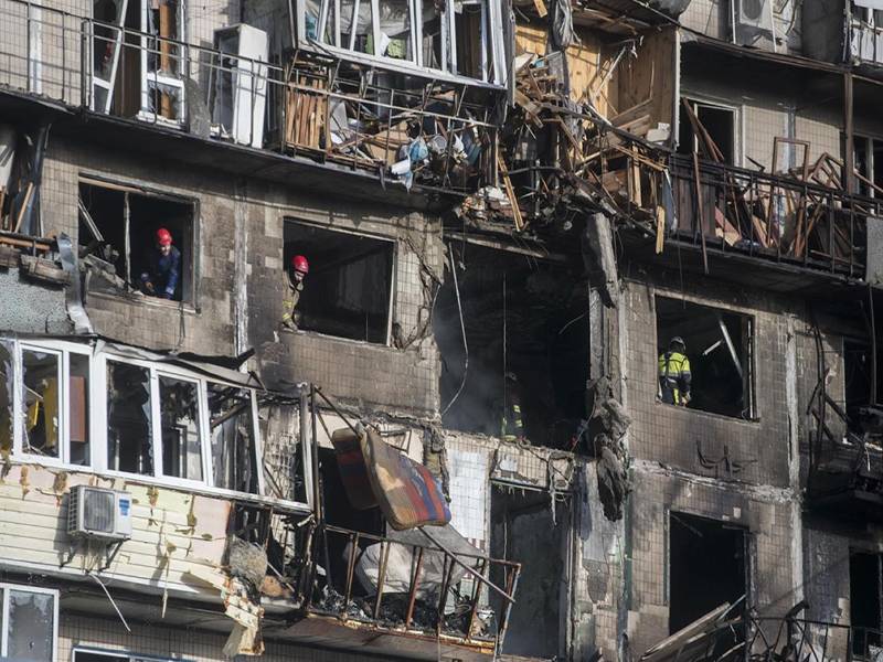 Los servicios de emergencia trabajan en el lugar del ataque ruso contra un edificio residencial de nueve pisos en Kiev, en medio de la invasión rusa. EFE/