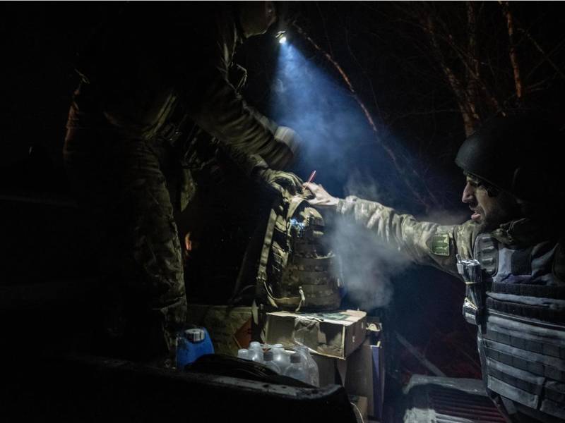 Imagen de archivo de soldados de la 68ª Brigada del Ejército ucraniano preparando suministros, drones y armamento para entrar en su posición de combate. EFE