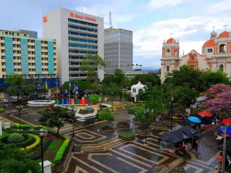 Imagen referencial del parque central de San Pedro Sula, zona norte de Honduras. La Prensa.