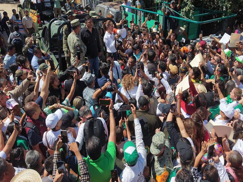 Fotografía cedida por la presidencia de México, donde se observa a la mandataria mexicana, Claudia Sheinbaum, dando atención a familias afectadas por las lluvias de días pasados en el municipio de Tamazunchale, este miércoles, en San Luis Potosí (México). EFE