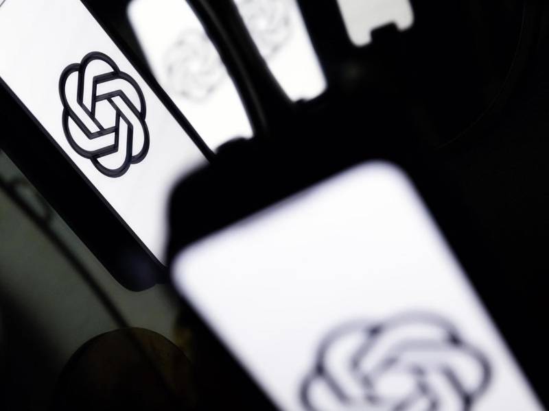 Imagen de archivo de un teléfono móvil con el logotipo de Open AI y Chat GPT de Microsoft Corporation, en Los Ángeles, EE. UU., el 11 de septiembre de 2023. EFE/EPA/ETIENNE LAURENT