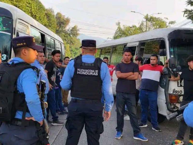 Transportistas mantienen este lunes 28 de septiembre protestas y tomas de carretera en distintos puntos de la zona norte de Honduras, en rechazo al incremento en los precios de los combustibles.