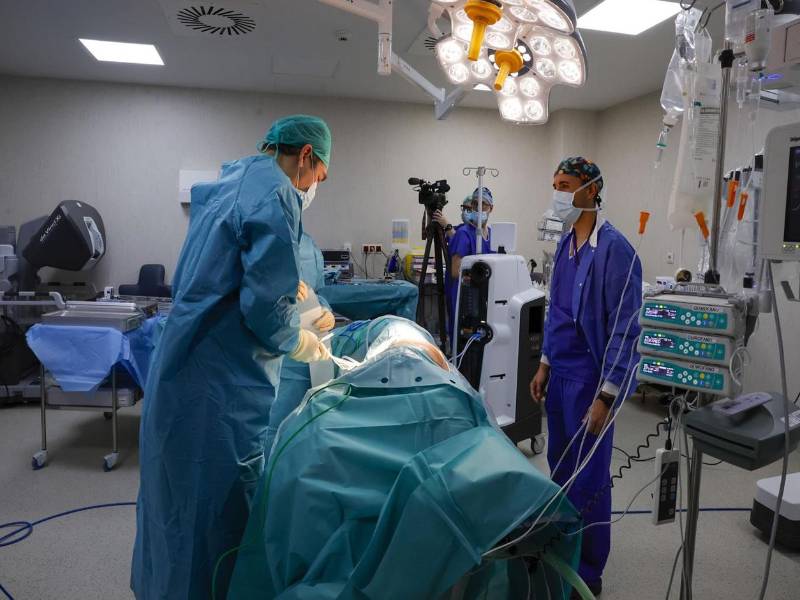 Esta es la primera cirugía robótica del mundo para la extracción de un tumor agresivo en la tráquea, realizada en el hospital Ruber Internacional (Madrid) por el cirujano torácico Diego González. Foto: Zipi Aragón. EFE