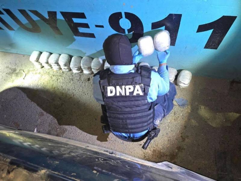 Imagen de un oficial con la droga decomisada.