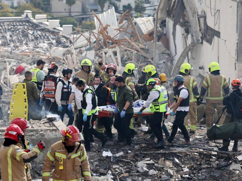 Human Rights Activists News Agency (HRANA) señala que han perdido la vida más de 1,500 civiles, al menos 1.167 militares y otras 695 personas sin identificar en Irán.