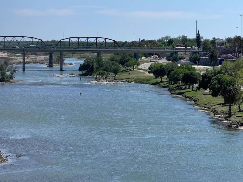Un migrante (c) desiste de ingresar a Estados Unidos y se regresa a la población de Piedras Negras (Cohauila, México), atravesando el Río Bravo en Eagle Pass, Texas (Estados Unidos). Fotografía de archivo. EFE/Octavio Guzmán