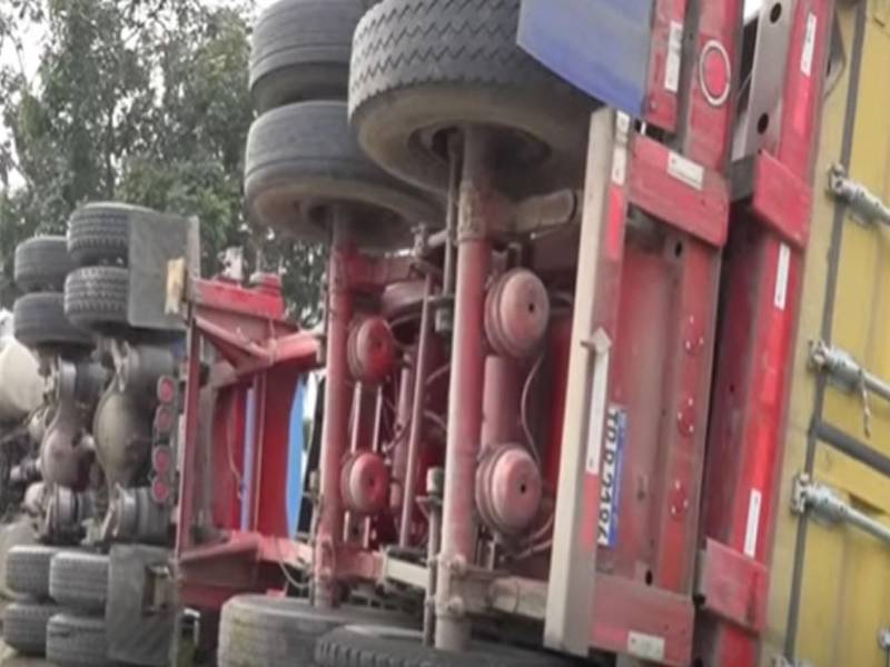 Imagen de la rastra volcada sobre la parada de buses.