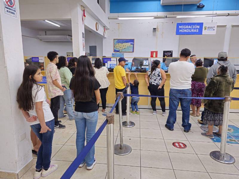 El INM anunció atención ininterrumpida, refuerzo de personal y ocho ventanillas habilitadas para facilitar el ingreso de turistas extranjeros a Honduras.