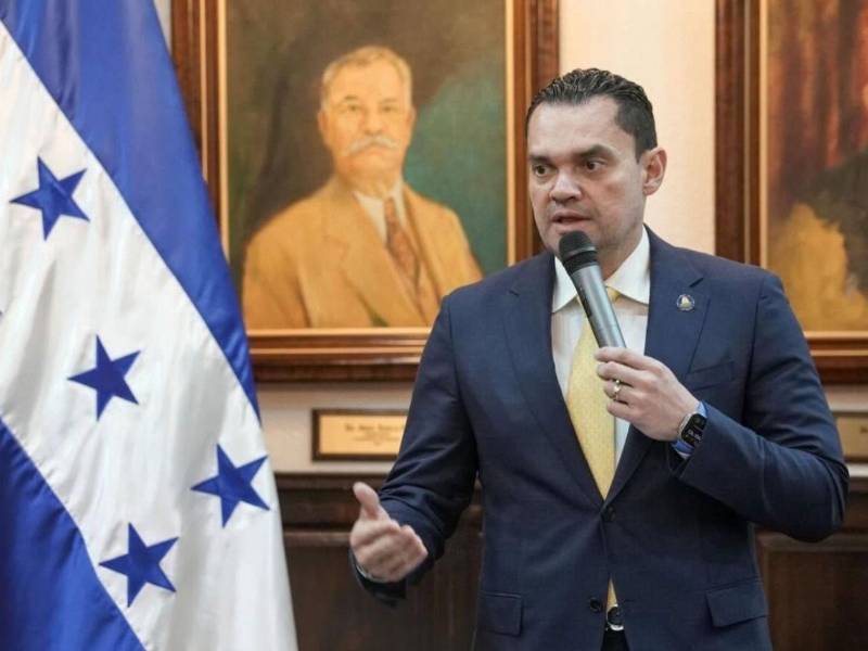 Zambrano señala que las reformas tienen el objetivo de reducir la carga que actualmente representa la Enee para las finanzas públicas del país.