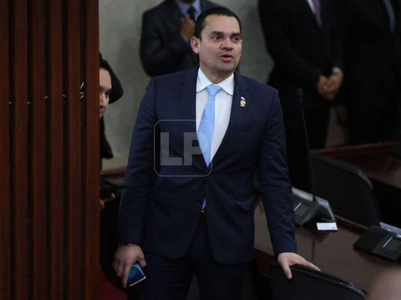 Zambrano señaló que no se puede descartar un proceso contra el fiscal general, consejero del CNE y un magistrado del TJE, pero aseguró que solo avanzará si existe mayoría calificada.