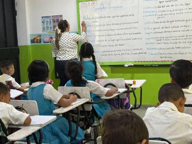 La Secretaría de Educación evalúa la infraestructura y las condiciones de los establecimientos que participarán en el plan piloto previsto para 2027.