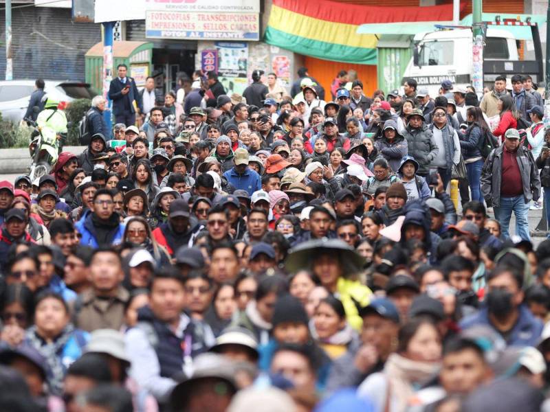 La Defensoría del Pueblo de Bolivia pidió a los sectores que mantienen bloqueos de carreteras abrir corredores humanitarios para permitir el paso de ambulancias, medicamentos y alimentos, sobre todo en La Paz, donde esta medida de protesta empezó a causar desabastecimiento y pérdidas al sector productivo.