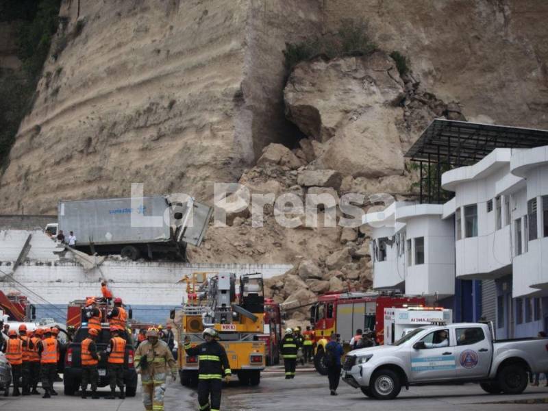 El colapso de un cerro sobre bodegas generó un incendio y mantiene a dos personas atrapadas, según información preliminar.