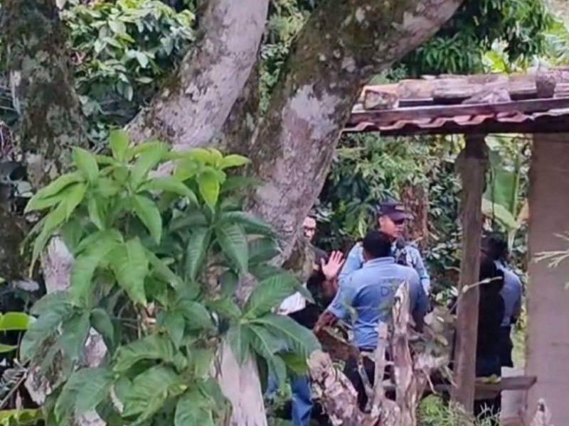 Agentes de la Dirección Policial de Investigaciones (DPI) se presentaron en la escena del hallazgo para levantar las primeras pesquisas sobre el crimen.