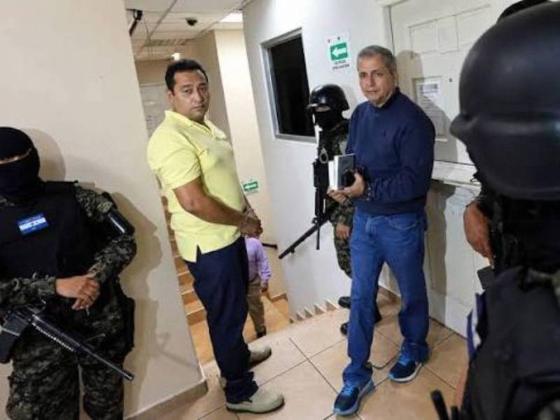 Imagen de Mario Zelaya, exdirector del IHSS, junto a José Bertetty, exadministrador del IHSS en uno de los juicios por el caso de corrupción del Seguro Social.