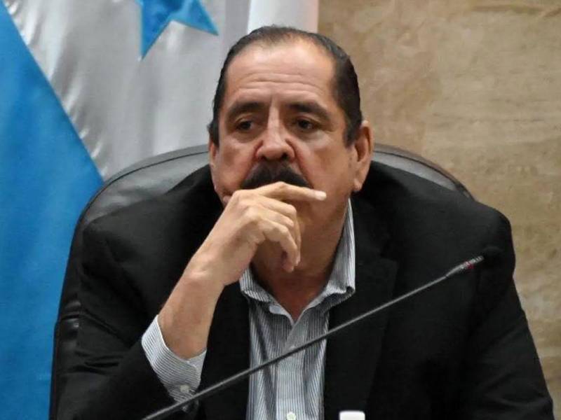 Carlos Zelaya, exdiputado y exsecretario del Congreso Nacional de Honduras, se encuentra fuera de Honduras recibiendo un tratamiento intensivo contra una terrible enfermedad, reveló una fuente a Diario LA PRENSA.